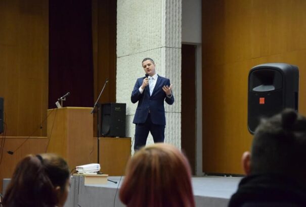 Rigó Konrád megkezdte „kreatív körútját”