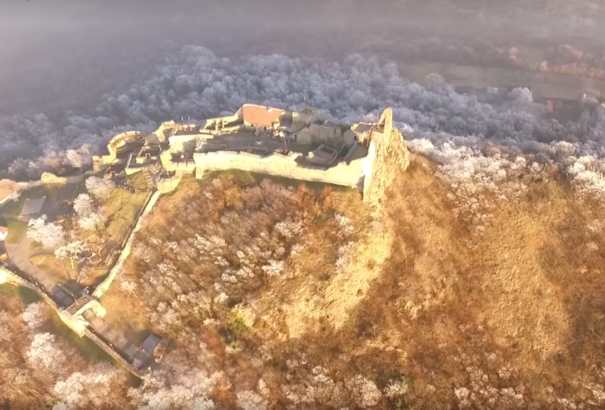 Csodás felvételek a ködös Balaton-felvidékről – videó