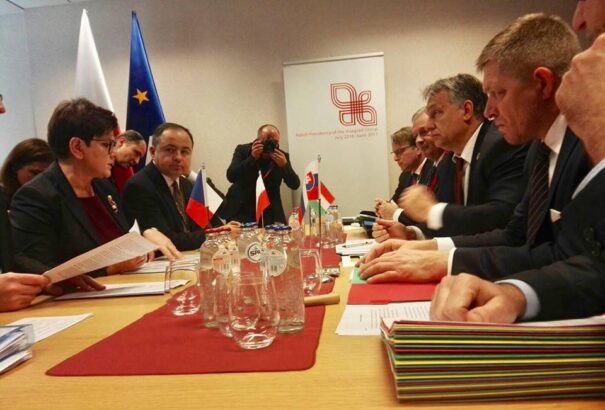 Fico szerint egységes a V4 hozzáállása a migránsokhoz. A magyar kormány viszont mást mond.