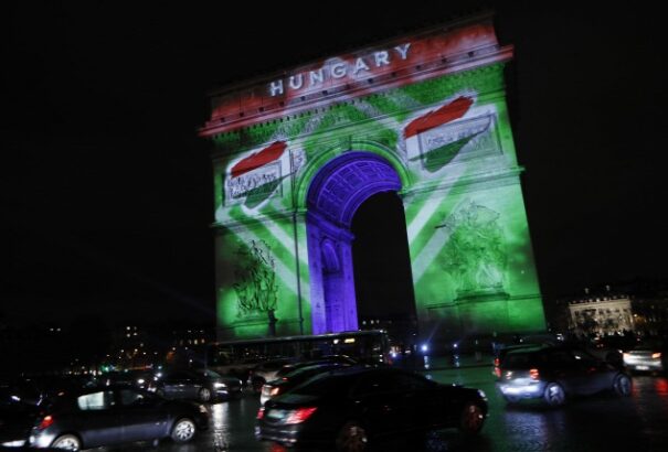 Magyar színben pompázott a Diadalív