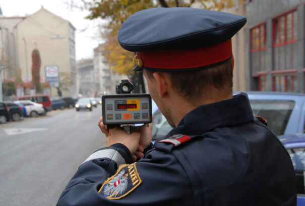 Bekeményítenek az osztrákok: az autónk bánhatja, ha szabályt szegünk