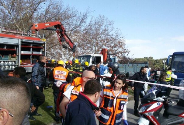 Teherautó rohant bele izraeli katonák egy csoportjába