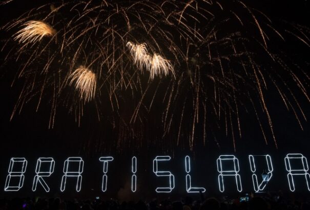 Látványos tűzijátékkal köszöntötte Pozsony az új évet (galéria)
