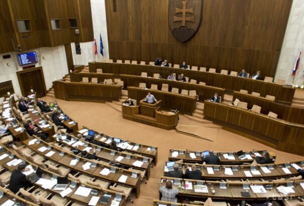 Felmérés: a Smer – SNS – Most-Híd kormánykoalíció elvesztené parlamenti többségét