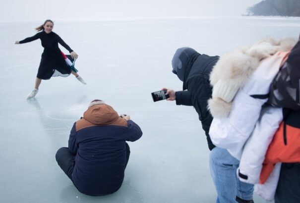 A korcsolyázó lány és a magyar tenger – újabb zseniális felvételek a jéggé fagyott Balatonról
