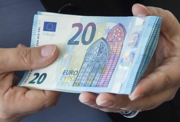 Egy szlovákiai lakos tavaly átlagosan 665 euróval tartozott