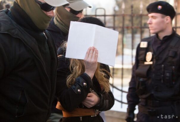 Őrizetben marad a Koránt égető fiatal nő