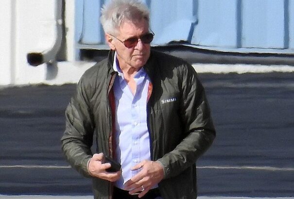 Itt a videó, ahogy Harrison Ford majdnem összeütközik egy utasszállítóval