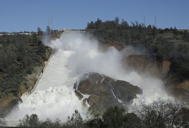 Az Oroville-i gát miatt 130 ezer embert telepítenek ki