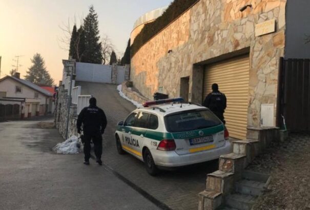 Rendőrségi razzia Ladislav Bašternáknál