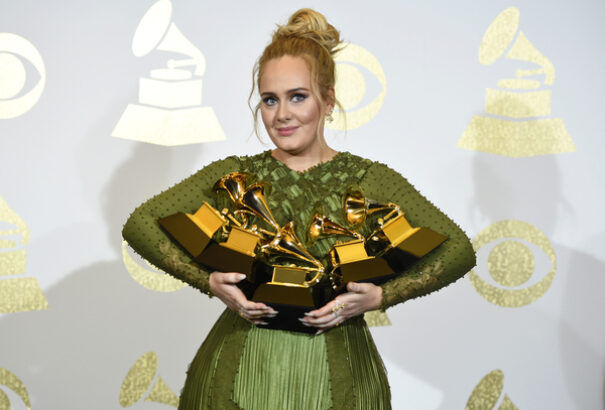 Grammy-díjátadó: Adele tarolt, egyik díját pedig kettétörte