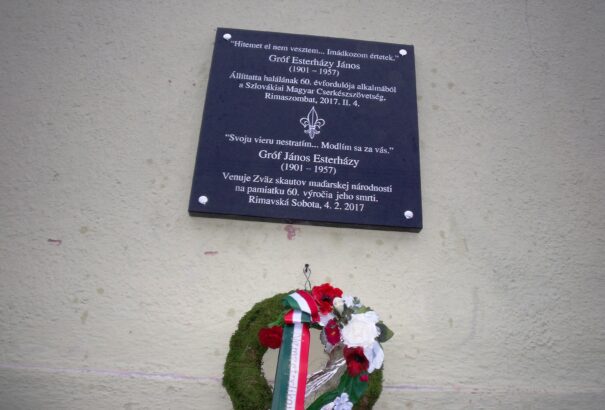 Emléktáblát kapott a 60 éve elhunyt gróf Eszterházy János Rimaszombatban