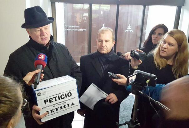 7537 tiltakozó aláírás: Leadták a párkányi hulladékégetőt ellenző íveket