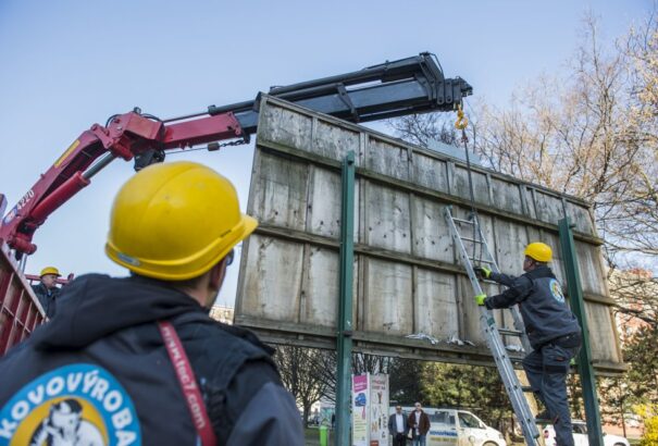 Pozsonyban eltávolítják az illegális óriásplakátokat