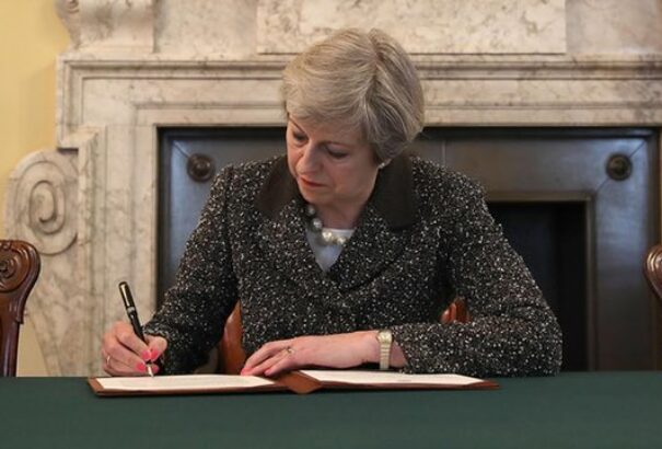 Elkezdődött a Brexit: Theresa May aláírta a kilépést kérvényező levelet