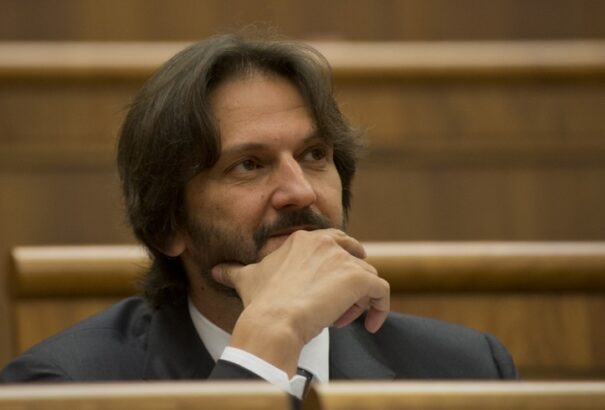 Színház a parlamentben: Kaliňák beszámolót tart az államfő nem hivatalos repülőútjairól