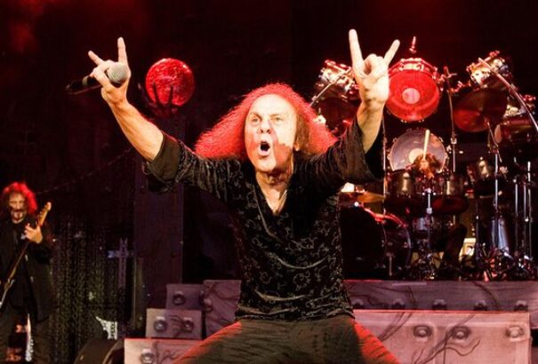 Hologramként turnézik a halott zenész