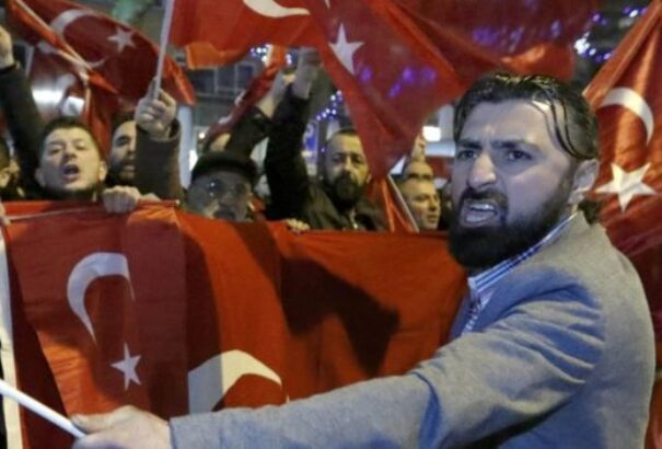 Elmérgesedett a török-holland viszony: Rotterdamban szükségállapotot vezettek be