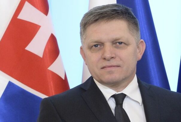 Robert Fico Ferenc pápával találkozik