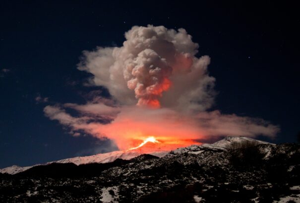 Újra működésbe lépett az Etna, legkevesebb négy ember megsérült