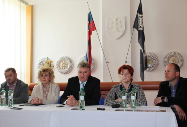 Közpénzekkel való visszaéléssel vádolják a gútai II. Rákóczi Ferenc Alapiskola igazgatónőjét