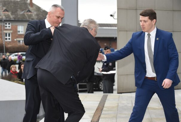 Miloš Zeman elvesztette a cipőjét Olomoucban – nem jött zavarba (Videó)