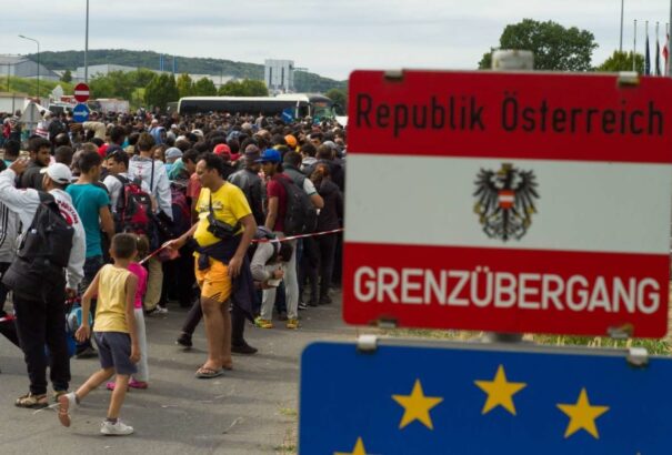 Ezer eurót kapnak az Ausztriát önkéntesen elhagyó migránsok