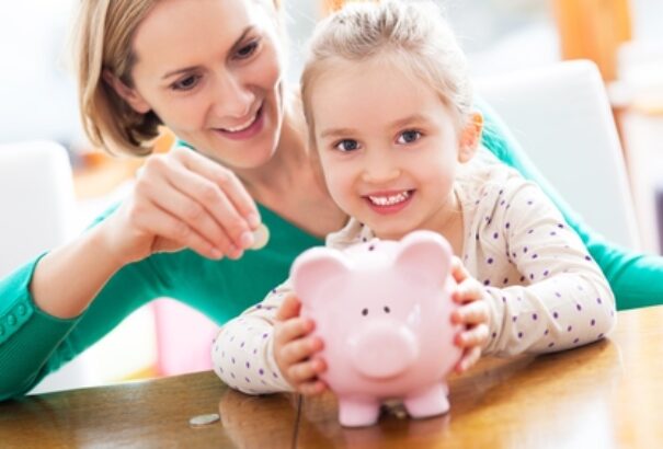 Jó hír a kisgyermekes anyukáknak: májustól emelkedik a gyes