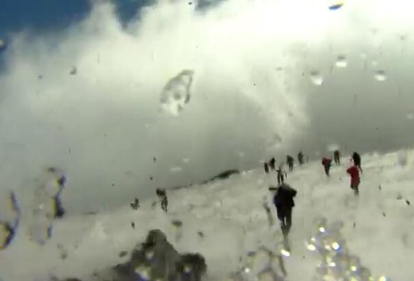 Halálközelben: A pillanat, amikor egy forgatócsoport orra előtt tör ki a vulkán (Videó)