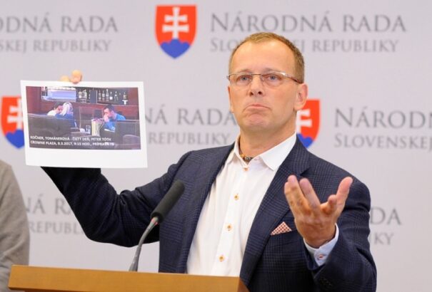 Boris Kollárt azzal vádolják, hogy erkölcstelen üzeneteket váltott a Čistý deň egyik neveltjével