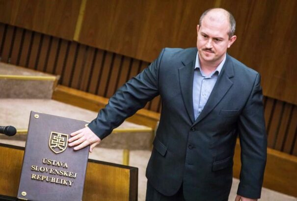 Kotleba is ugyanolyan törvényt sérthetett az ipari engedélyével, mint Matovič