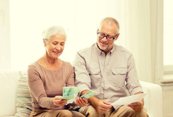 Emelkedett az átlagbér, több nyugdíjas kaphat karácsonyi nyugdíj-kiegészítést