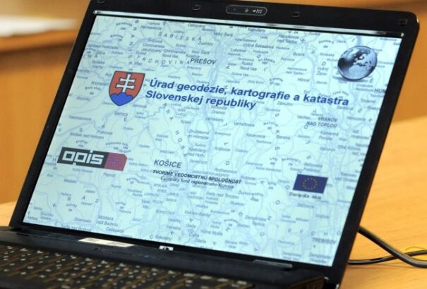 Zsíros jutalmakat osztogatott a Geodéziai Hivatal Smerhez közeli igazgatónője