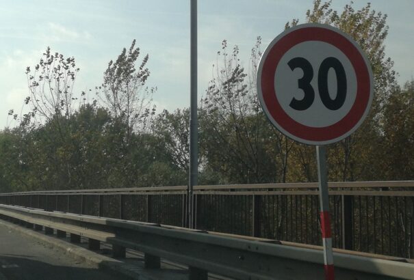 Az uniós biztos 30 km/órára korlátozná a sebességet lakott területen