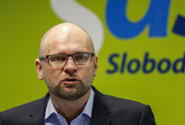 A Smer 12 kórházat játszott a Penta kezére, állítja az SaS