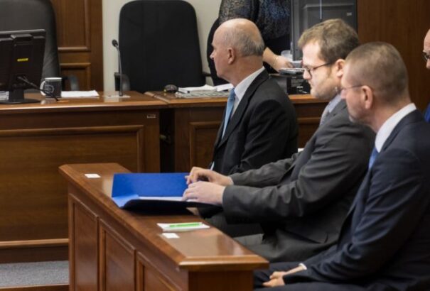 Fordulat a „faliújságtender”-ügyben!