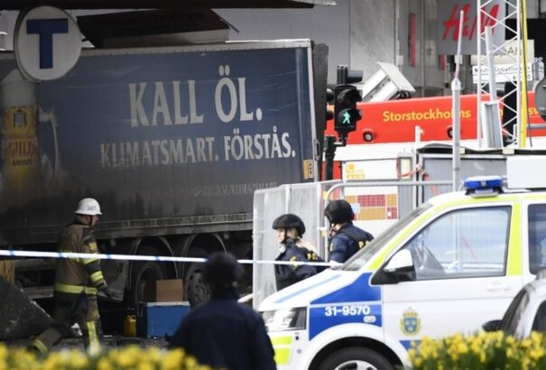 Bréking: Teherautó hajtott a tömegbe Stockholmban (Frissítve)