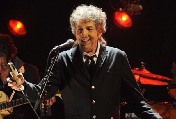 Bob Dylan több hónapos késéssel átvette az irodalmi Nobel-díjat