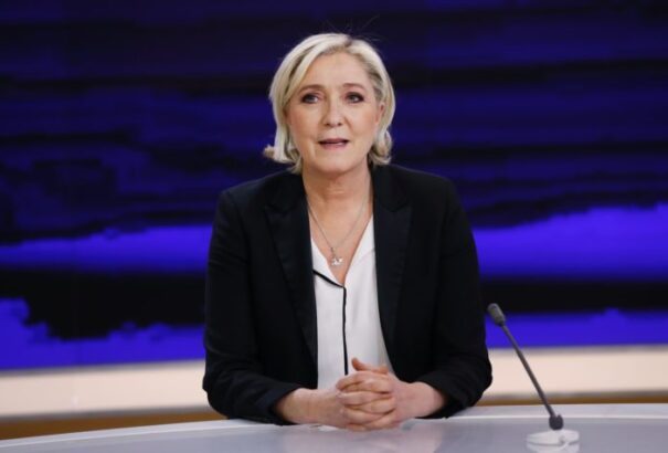 Le Pen lemond a Nemzeti Front pártelnöki posztjáról