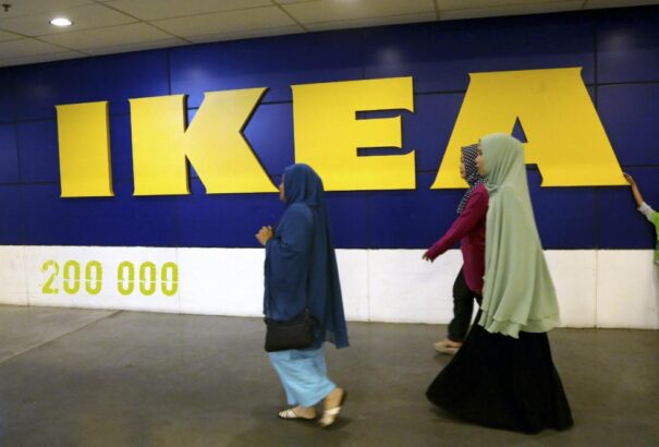 Többszáz migránst alkalmazna az IKEA