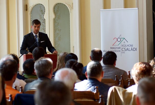 Komárom: Bemutatták a külhoni magyar családi vállalkozások támogatásának programját