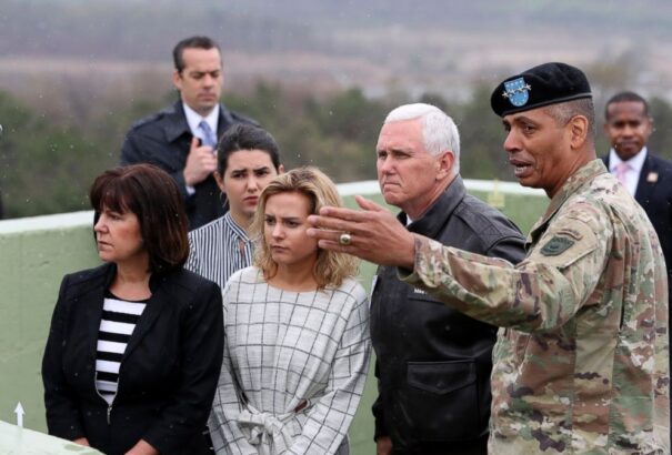 A két Koreát elválasztó övezetbe látogatott az amerikai alelnök