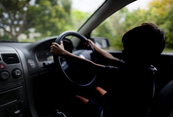 A neten tanult meg vezetni a kisfiú, aztán elvitte kishugát a gyorsétterembe