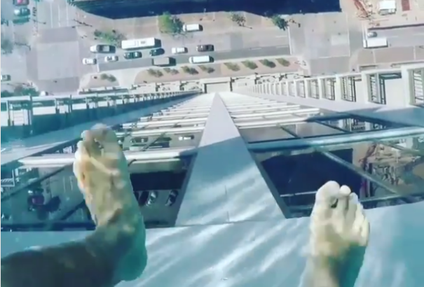 Negyven emeletnyi magasságban lóg ki az utcák fölé az üvegaljú medence (Videó)