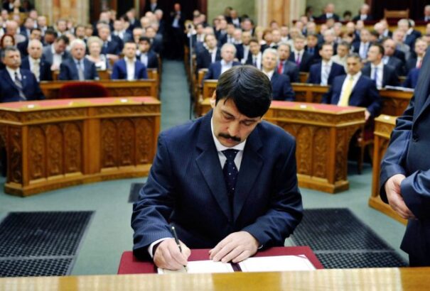 Áder János aláírta a magyar felsőoktatásról szóló törvénymódosítást