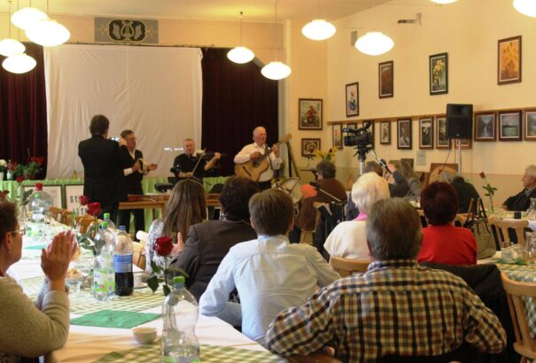 „Szeress, és hívj vissza örök szerelemmel, én megjövök. Hívj vissza küszködő falum”