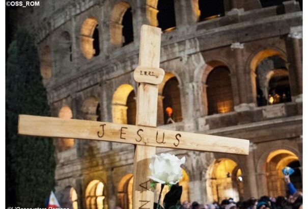 Megkezdődött a Ferenc pápa vezette húsvéti keresztút a római Colosseumnál