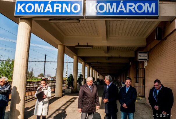 Érsek és Bugár átadták az első magyar nyelvű vasúti helységnévtáblákat