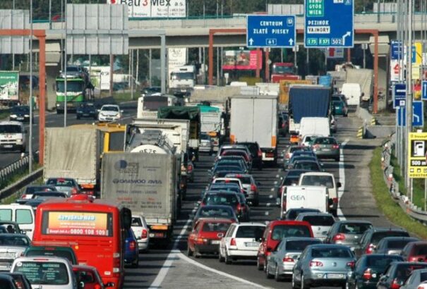 A hosszú hétvége előtt bedugultak a Pozsonyból kivezető utak