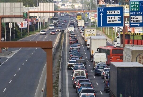 Sofőrök, figyelem! Ma délután óriási dugó lesz a régi Szenci úton